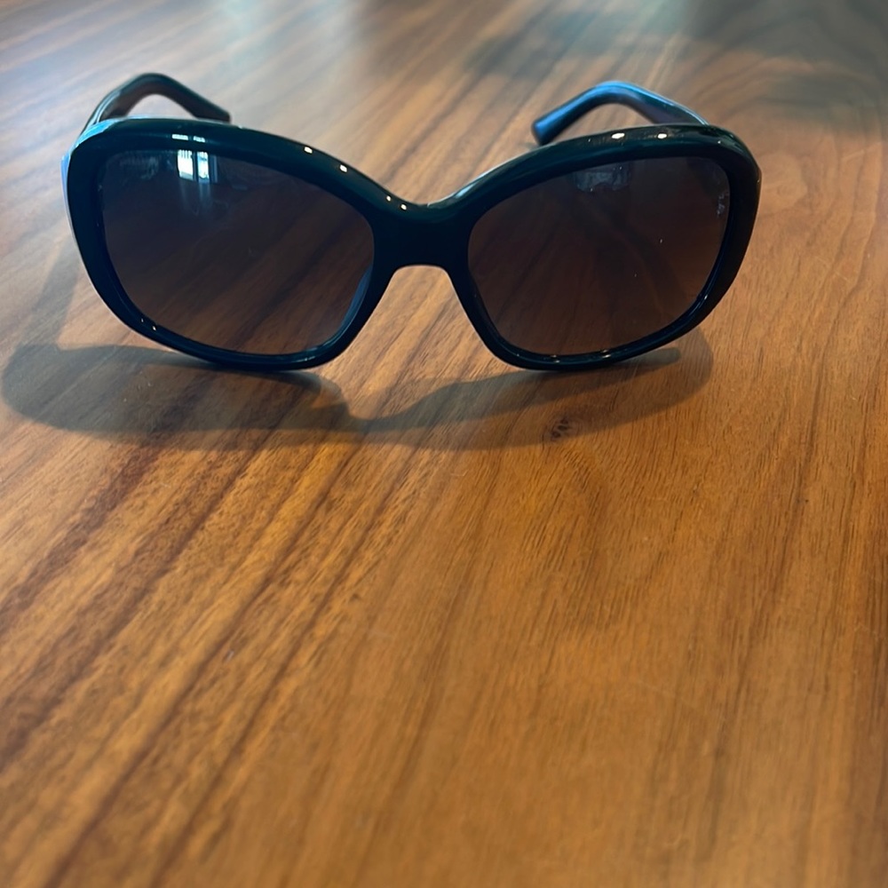 Prada woman’s sunglasses